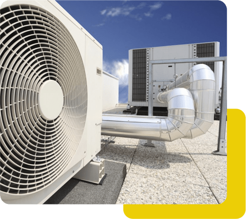 Unidades de ar condicionado no telhado de um prédio.